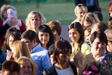 Moskova, Rusya, 1 Eylül 2017 - okul ciddi bir çizgide. Çocuklar ve ebeveynler için ilk çağrı sokakta bekliyor.