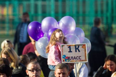 Moskova, Rusya, 1 Eylül 2017 - okul ciddi bir çizgide. Çocuklar ve ebeveynler için ilk çağrı sokakta bekliyor.