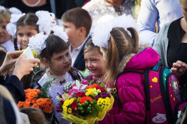 Moskova, Rusya, 1 Eylül 2017 - okul ciddi bir çizgide. Çocuklar ve ebeveynler için ilk çağrı sokakta bekliyor.