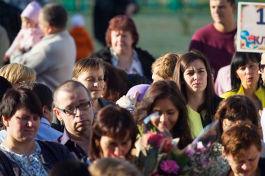 Moskova, Rusya, 1 Eylül 2017 - okul ciddi bir çizgide. Çocuklar ve ebeveynler için ilk çağrı sokakta bekliyor.