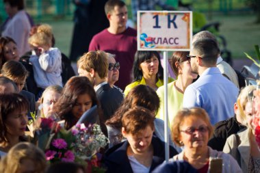 Moskova, Rusya, 1 Eylül 2017 - okul ciddi bir çizgide. Çocuklar ve ebeveynler için ilk çağrı sokakta bekliyor.