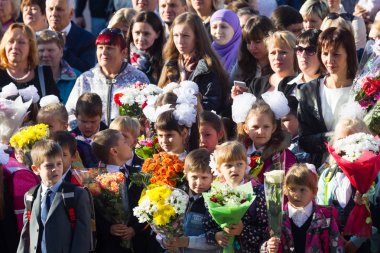 Moskova, Rusya, 1 Eylül 2017 - okul ciddi bir çizgide. Çocuklar ve ebeveynler için ilk çağrı sokakta bekliyor.