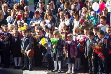 Moskova, Rusya, 1 Eylül 2017 - okul ciddi bir çizgide. Çocuklar ve ebeveynler için ilk çağrı sokakta bekliyor.