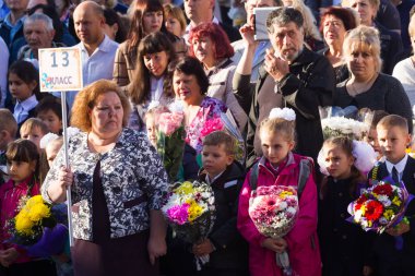 Moskova, Rusya, 1 Eylül 2017 - okul ciddi bir çizgide. Çocuklar ve ebeveynler için ilk çağrı sokakta bekliyor.