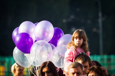 Moskova, Rusya, 1 Eylül 2017 - okul ciddi bir çizgide. Çocuklar ve ebeveynler için ilk çağrı sokakta bekliyor. Balonlar aile kafaları yükselişi.