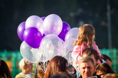 Moskova, Rusya, 1 Eylül 2017 - okul ciddi bir çizgide. Çocuklar ve ebeveynler için ilk çağrı sokakta bekliyor. Balonlar aile kafaları yükselişi.