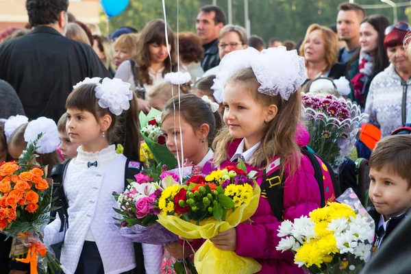 Москва Сентября 2017 Года Торжественная Линейка Школе Дети Родители Ждут — стоковое фото