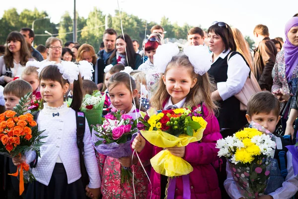 Moskova, Rusya, 1 Eylül 2017 - okul ciddi bir çizgide. Çocuklar ve ebeveynler için ilk çağrı sokakta bekliyor.