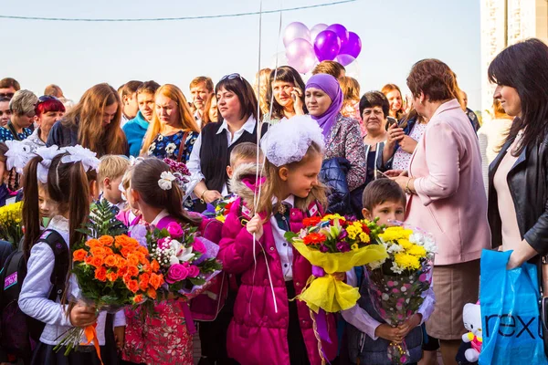 Москва Сентября 2017 Года Торжественная Линейка Школе Дети Родители Ждут — стоковое фото