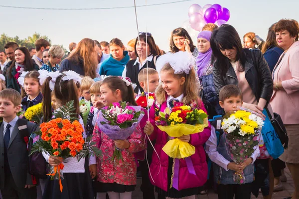 Москва Сентября 2017 Года Торжественная Линейка Школе Дети Родители Ждут — стоковое фото