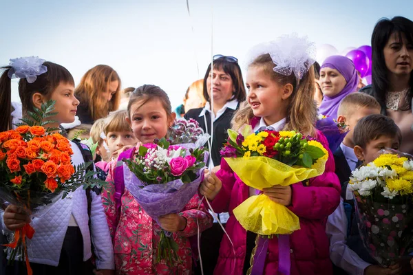 Москва Сентября 2017 Года Торжественная Линейка Школе Дети Родители Ждут — стоковое фото