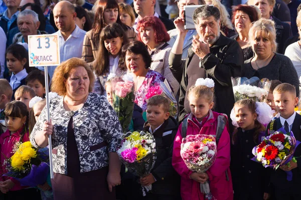 Moskova, Rusya, 1 Eylül 2017 - okul ciddi bir çizgide. Çocuklar ve ebeveynler için ilk çağrı sokakta bekliyor.