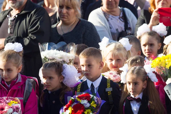 Moskova, Rusya, 1 Eylül 2017 - okul ciddi bir çizgide. Çocuklar ve ebeveynler için ilk çağrı sokakta bekliyor.