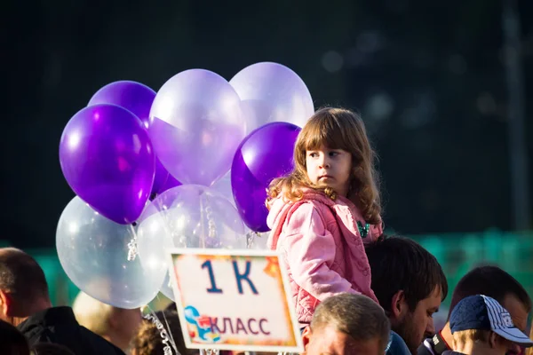 Moskova, Rusya, 1 Eylül 2017 - okul ciddi bir çizgide. Çocuklar ve ebeveynler için ilk çağrı sokakta bekliyor. Balonlar aile kafaları yükselişi.