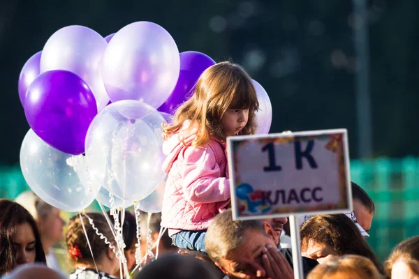 Moskova, Rusya, 1 Eylül 2017 - okul ciddi bir çizgide. Çocuklar ve ebeveynler için ilk çağrı sokakta bekliyor. Balonlar aile kafaları yükselişi.