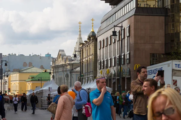 Moskova, Rusya, 10 Eylül 2017 - Tvevrskaya street, kentin günü kutlama. Moskova 870 yıllık. İnsanları, sanatçılar ve yaratıcı grupları Moskova tarihi merkezinde arka planı.