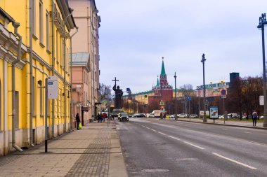 Rusya, Moskova, 15 Aralık 2017 - Volkhonka street, görüntülemek Kremlin ve Vladimir Anıtı Baptist. Kış kar olmadan. Avrupa kış.