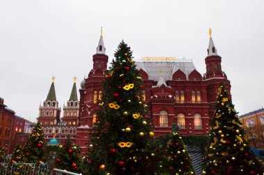 Rusya, Moskova, Kremlin, tarihi Müzesi ve diriliş kapısı. Modacı Meydanı, kış, Noel ve yeni yıl. Şehir, aydınlatma ve ışık güzel festival dekorasyon. Noel ağaçları.