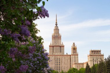 Moskova Devlet Üniversitesi binası. Bahar ve çiçeklenme Lil