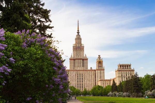 El edificio de la Universidad Estatal de Moscú. Primavera y floración Lil — Foto de Stock