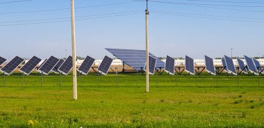 Çevre dostu elektrik. Güneş panelleri, elektrik trafo merkezi. S