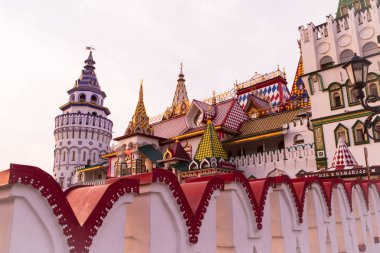 Moskova, İzmailovo'daki Kremlin. Moskova'nın simge yapı, park, güneşlerde
