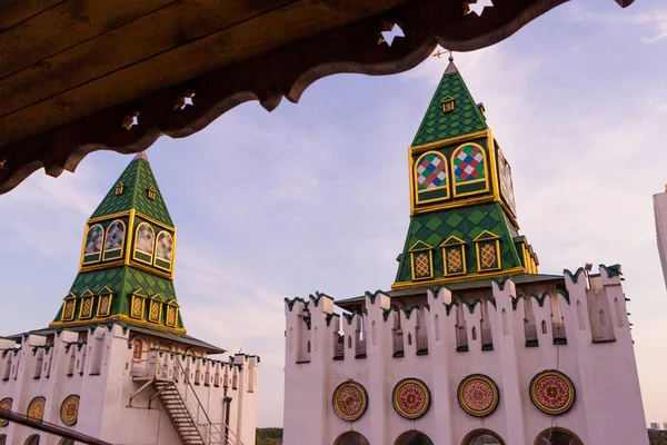 Moscovo, o Kremlin em Izmailovo. Marco de Moscou, parque, em sóis — Fotografia de Stock