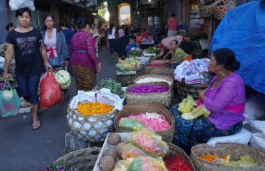 Ubud, Endonezya - 28 Şubat 2019: Balili kadınlar geleneksel pazarda satış yapıyorlar.