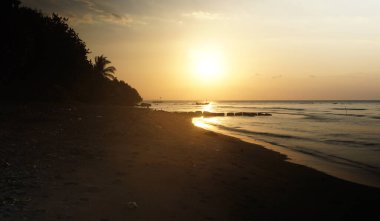 Endonezya, Bali 'deki Lovina plajında güzel bir gün doğumu.