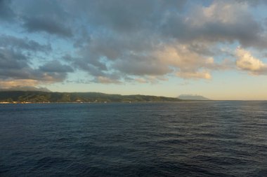 Banyuwangi, Endonezya - 24 Ağustos 2019: Feribot sabah Bali adasına yelken açar.