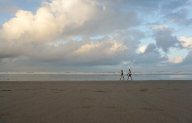 Bali, Endonezya - 9 Mayıs 2019: Turistlerin ve yerel sakinlerin sabahları Kuta plajındaki faaliyetleri.