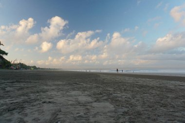 Bali, Endonezya - 9 Mayıs 2019: Turistlerin ve yerel sakinlerin sabahları Kuta plajındaki faaliyetleri.