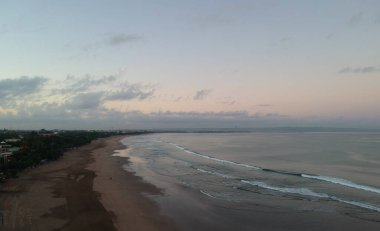 Bali, Endonezya - 9 Mayıs 2019: Turistlerin ve yerel sakinlerin sabahları Kuta plajındaki faaliyetleri.