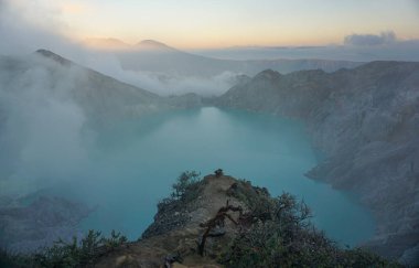 Ijen Krateri 'nde sabahın hareketini ve güzelliğini görmek için..