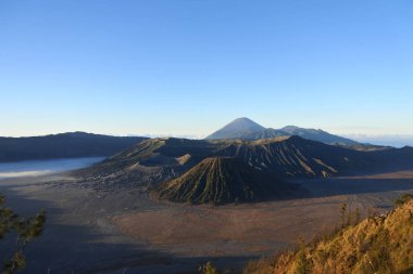 Dünya çapında meşhur olan Bromo Dağı 'ndan güneş doğuyor..