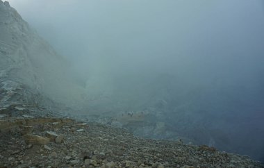 Ijen Krateri 'nde sabahın hareketini ve güzelliğini görmek için..
