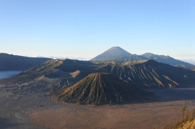 Dünya çapında meşhur olan Bromo Dağı 'ndan güneş doğuyor..