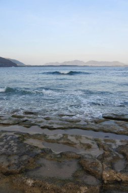 Öğleden sonra Endonezya 'nın başkenti Papuma sahilinde güzel bir manzara..