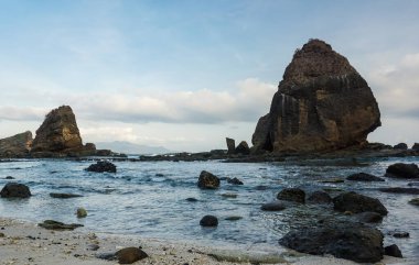 Papuma sahilindeki güzel sabah manzarası Doğu Java Endonezya. Papuma plajı Doğu Java Endonezya 'daki en popüler plajdır..