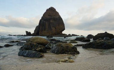 Papuma sahilindeki güzel sabah manzarası Doğu Java Endonezya. Papuma plajı Doğu Java Endonezya 'daki en popüler plajdır..