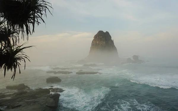 Papuma Beach Jemberは東ジャワ州が所有する海岸観光の1つです 名前自体は 実際には Pasir Putih Malian の略です — ストック写真