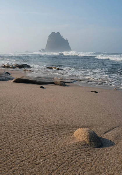 Papuma Beach Jemberは東ジャワ州が所有する海岸観光の1つです 名前自体は 実際には Pasir Putih Malian の略です — ストック写真