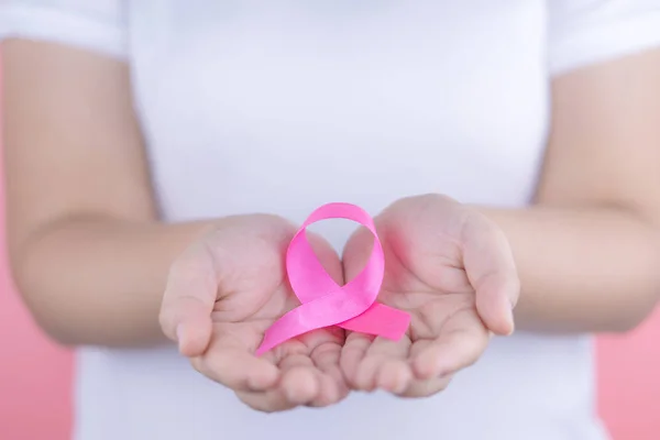 Gezondheidszorg, geneeskunde en breast cancer awareness concept. Closeu — Stockfoto