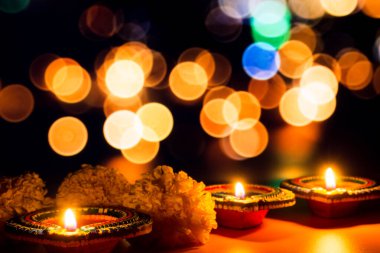 Hint festivali Diwali ve Diya petrol lambaları renkli rangoli ışıklarıyla aydınlandı. 