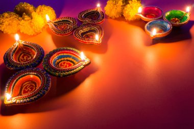 Hint festivali Diwali ve Diya petrol lambaları renkli rangoli ışıklarıyla aydınlandı. 