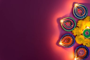 Hint festivali Diwali ve Diya petrol lambaları renkli rangoli ışıklarıyla aydınlandı. 