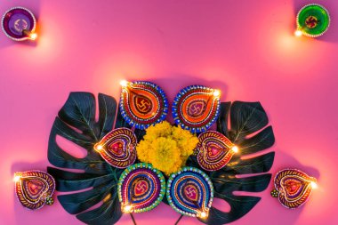 Hint festivali Diwali ve Diya petrol lambaları renkli rangoli ışıklarıyla aydınlandı. 