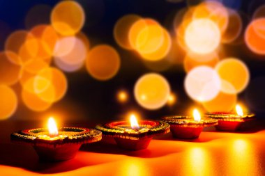 Hint festivali Diwali ve Diya petrol lambaları renkli rangoli ışıklarıyla aydınlandı. 