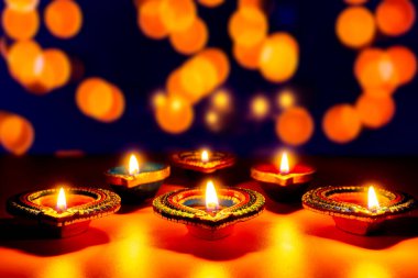 Hint festivali Diwali ve Diya petrol lambaları renkli rangoli ışıklarıyla aydınlandı. 