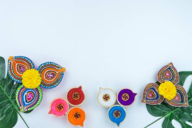 Hint festivali Diwali ve Diya petrol lambaları renkli rangoli ışıklarıyla aydınlandı. 